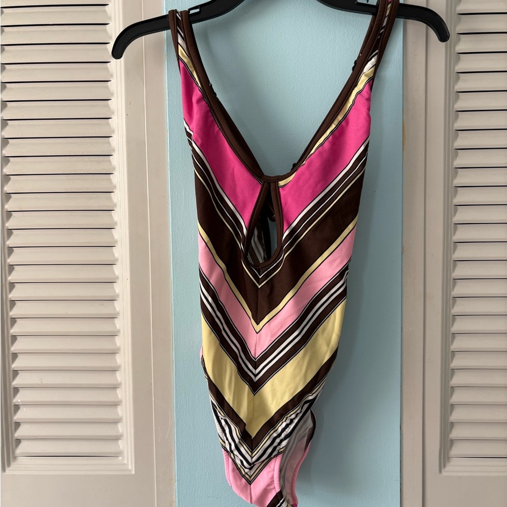 Venus one piece with front & back keyholes. Criss cross adj straps. Sz 6.